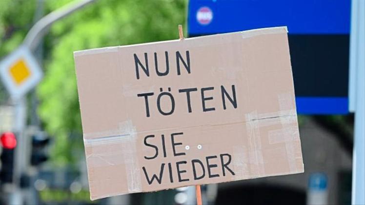 Protest gegen den Aufmarsch der Kleinstpartei „Die Rechte“ in Kassel. 