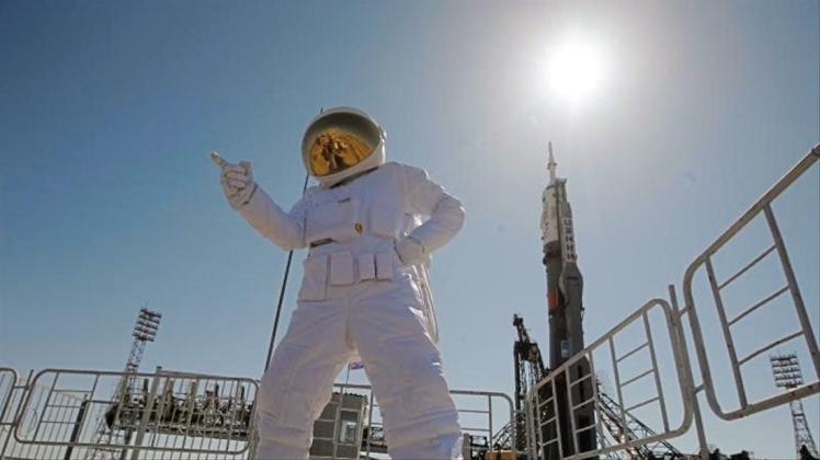 Ein Besucher posiert am Weltraumbahnhof Baikonur in einem selbstgefertigten Raumanzug. 