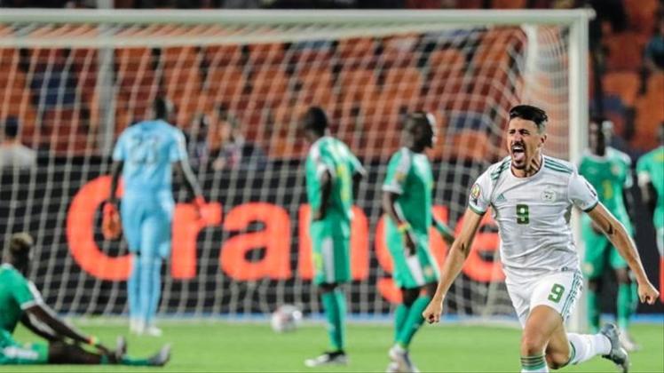 Algeriens Baghdad Bounedjah jubelt über den Siegtreffer im Finale des Afrika Cups. 