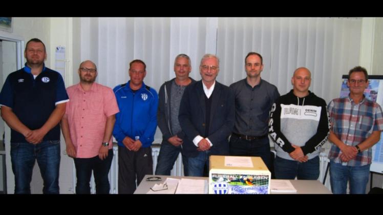 Den Vorstand des FC Germania 95 Papenburg bilden (von links) Axel Pielage, Michael Schmidt, Marco Reemts, Manfred Südkamp, Michael Klein, Johannes Korporal, Jens Nee, Herbert Hillebrand.	