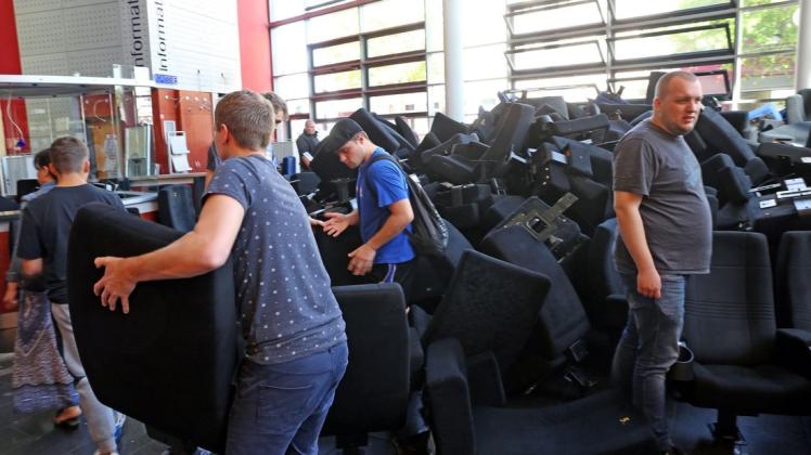 Im ehemaligen Cinestar-Kino am Bahnhof werden heute 2100 Kinosessel verkauft. Foto: Robert Schäfer