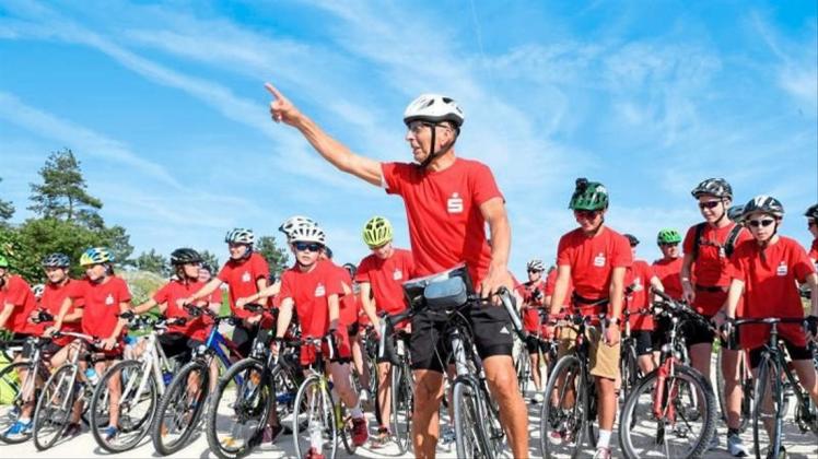 Der ehemalige Radrennfahrer Ortwin Czarnowski (M) startet auf dem Gelände der Bundesgartenschau 30 Jahre nach dem Mauerfall eine über 700 Kilometer lange Schüler-Fahrradtour mit dem Titel „Rollendes Klassenzimmer“ von Heilbronn nach Berlin. 