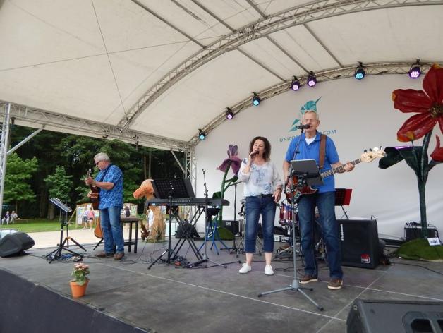 Blumenschau 2019: Für die musikalische Unterhaltung sorgte die Gruppe Akustik Kandis. Foto: Insa Pölking