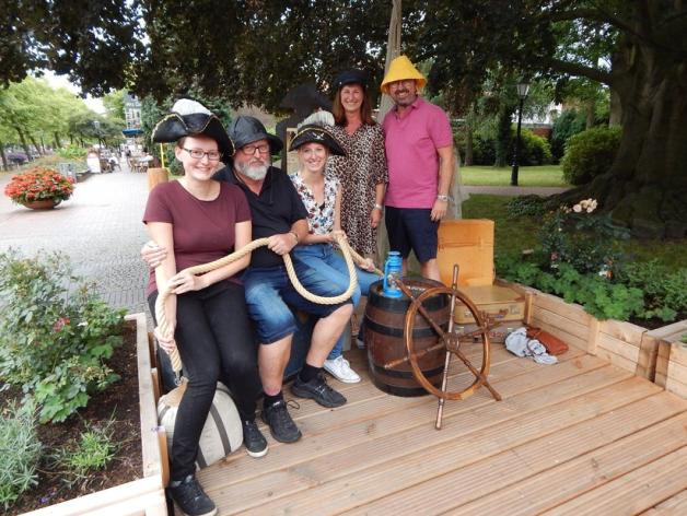 Blumenschau 2019: Ein kostenloses Erinnerungsfoto im Piraten-Dress konnten die Besucher am Hauptkanal schießen lassen. Foto: Insa Pölking Blumenschau 2019: Ein kostenloses Erinnerungsfoto im Piraten-Dress konnten die Besucher am Hauptkanal schießen lassen. Foto: Insa Pölking