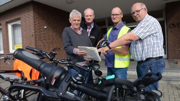 Die erste Radtour plant das Organisationsteam um(von links) Leopold Ahrens, Michael Giese, Norbert Harmeier und Jörg Keßling. Foto: Christian Geers