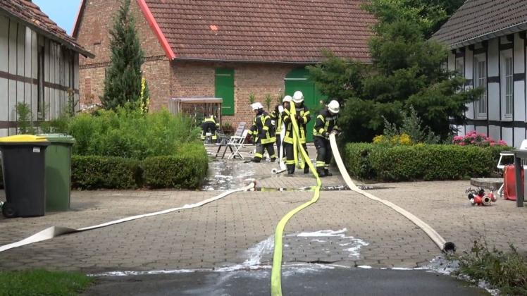 Wegen des Gewitters musste die Feuerwehr zu zahlreichen Einsätzen ausrücken – unter anderem zu einem Gehöft in Schwege. Foto: NWM-TV