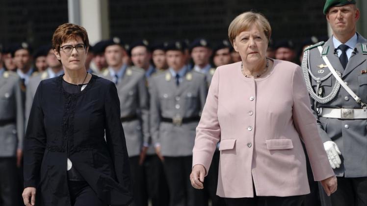Annegret Kramp-Karrenbauer (l) Bundesvorsitzende der CDU, und Bundeskanzlerin Angela Merkel (CDU) gedenken dem Widerstand gegen die nationalsozialistische Gewaltherrschaft. Foto: dpa/Michael Kappeler