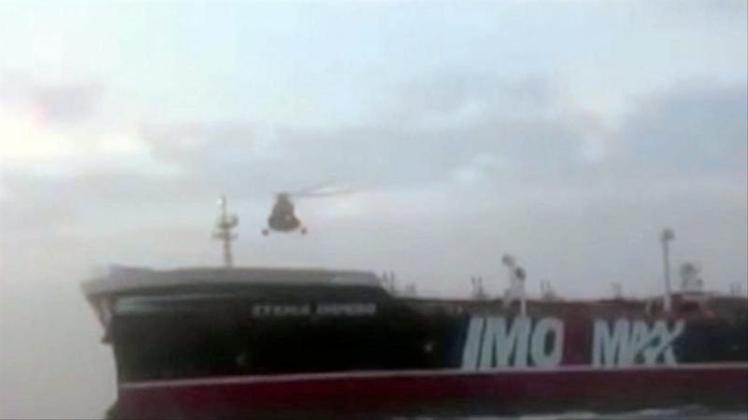 Ein Hubschrauber der iranischen Revolutionsgarde steht über dem britischen Öltanker „Stena Impero“. 
