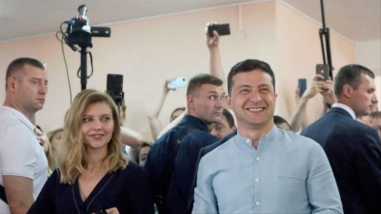 Wolodymyr Selenskyj und seine Ehefrau Olena Selenskyj wählen in Kiew. 