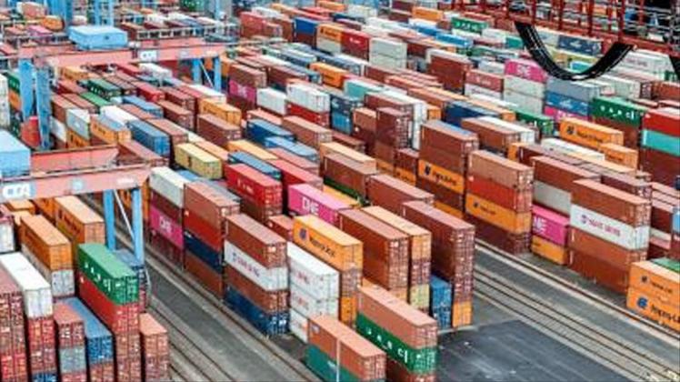 Im Containerterminal Altenwerder. Deutschlands Exporteure rechnen angesichts internationaler Handelskonflikte und politischer Unsicherheiten in diesem Jahr mit einem deutlich schwächeren Wachstum als 2018. 