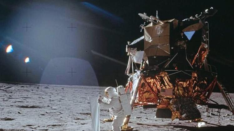 Am 20. Juli 1969 arbeitet der Apollo-11-Astronaut Buzz Aldrin an einem solaren Windversuchsgerät auf der Mondoberfläche. 