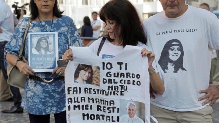 Menschen erinnern in Vatikanstadt an Emanuela Orlandi, die im jahr 1983 als 15-Jährige verschwand. 