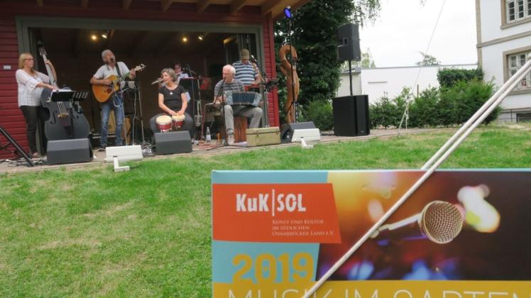 Brachten mit ihren Songs eine leichte Brise in den sommerlichen Tag: Die Musiker von Spaßandas begeisterten  mit ihrem Konzert die Besucher im Garten des KuK-Hauses. Foto: Alexander Heim