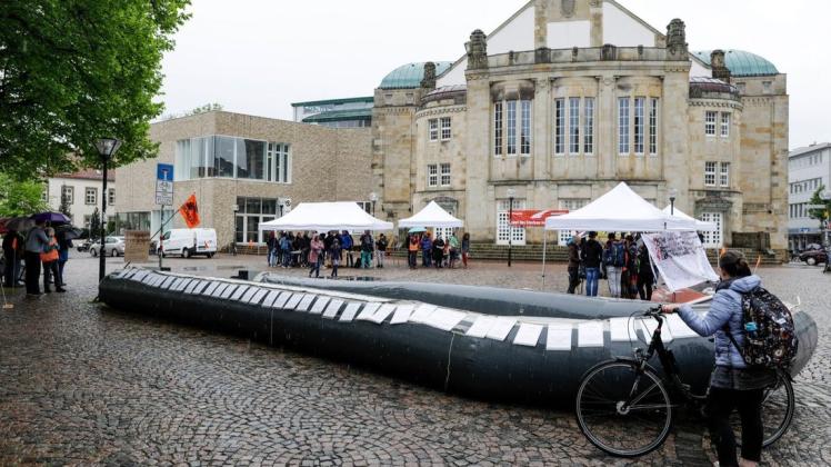 Mit einem riesigen Schlauchboot machten "Seebrücke Osnabrück" und "Fridays-for-future"-Anhänger im April in Osnabrück auf den Start der Fahnenaktion aufmerksam. Archivfoto: David Ebener