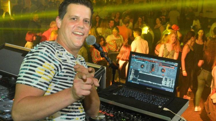 Patrick Palma, der DJ-König von Mallorca, puschte das Publikum bei der Mondnacht auf Hawaii in Eggermühlen mit markigen Sprüchen. Foto: Georg Geers