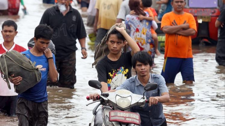 Versinkt langsam im Wasser: Javas Hauptstadt Jakarta mit seinen genervten  Einwohnern. Foto: Ali Weda/ dpa