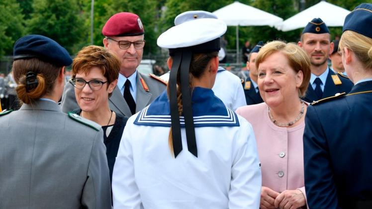 Eine Aufgabe für die neue Verteidigungsministerin Annegret Kramp-Karrenbauer (links): für Aufklärung über rechte Netzwerke in der Bundeswehr sorgen. Foto: AFP