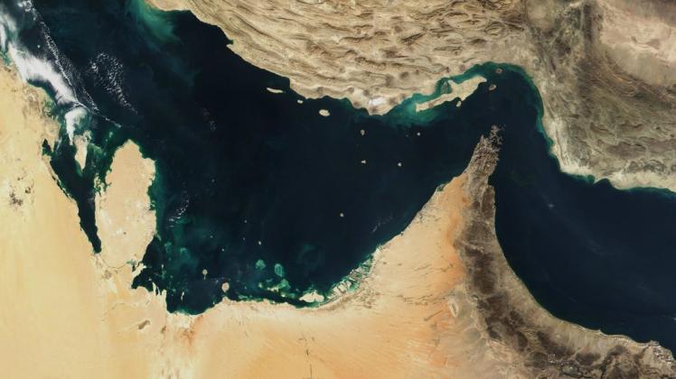 Die Straße von Hormus, in der Satellitenaufnahme rechts oben zu sehen, ist eine strategisch bedeutende Meerenge zwischen der arabischen Halbinsel und dem Iran – und jüngst mehrfach Schauplatz politischer Konflikte. Foto: The Visible Earth/NASA/dpa