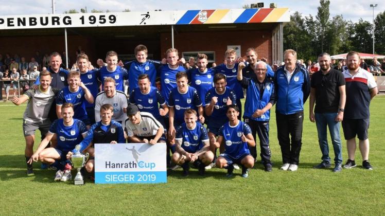 Blau-Weiß Papenburg sicherte sich erneut den Hanrath-Cup. Im Finale hatte die Landesligaelf den Kreisligisten SV Surwold mit 3:0 Toren besiegt. Unser Foto zeigt die Siegerelf zusammen mit Turnierleiter Jens Schipmann und Sponsor Maik Hanrath (von rechts) 