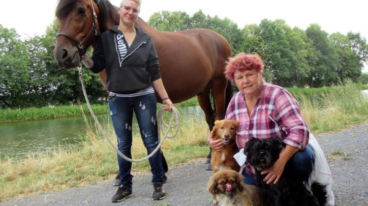 Gruppenbild mit Damen: (von links) Rebecca und Inge Wulf verbringen ihre freie Zeit gern mit Pferd und Hunden in der Natur. Foto: Gertrud Premke
