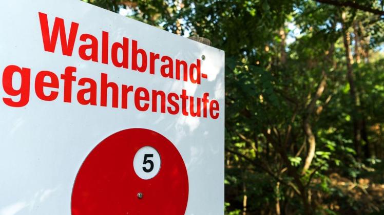 Ein Schild weist nach langer Trockenheit die Waldbrandgefahrenstufe 5 aus. Symbolfoto. Foto: Monika Skolimowska/ZB/dpa