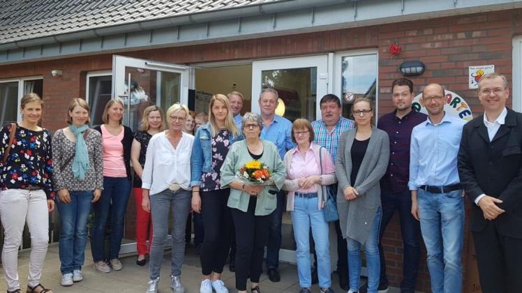 Die langjährige pädagogische Mitarbeiterin Karin Thesing (Mitte) ist in Lahn verabschiedet worden. Foto: Kindergarten Lahn