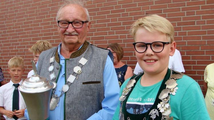 Der Thron am Harderberg in neuer Besetzung: Bürgerkönig wurde Horst Mittmann, mit 90 Jahren konnte er sich gegen weitaus Jüngere durchsetzen. Zum Kinderkönig schoss sich der 10-jährige Maksim Seibt.
