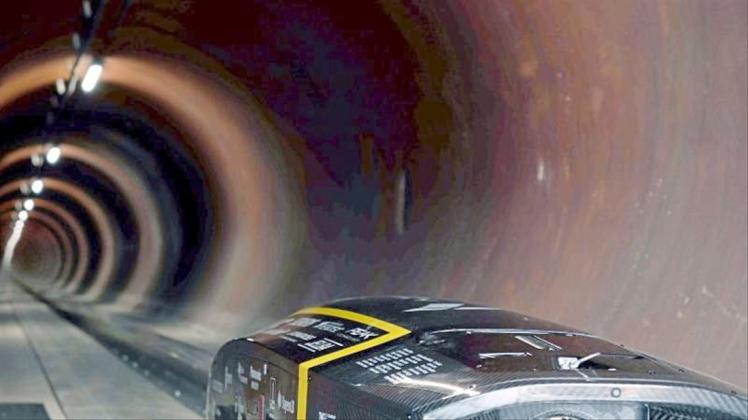 Mit ihrer rasenden Kapsel haben Studenten der Technischen Universität (TU) München wieder einen sogenannten Hyperloop-Wettbewerb gewonnen. Das windschnittige Fahrzeug namens Pod, das durch eine Röhre nahezu luftleere Röhre raste, erreichte eine Geschwindigkeit von 463 Stundenkilometern. 