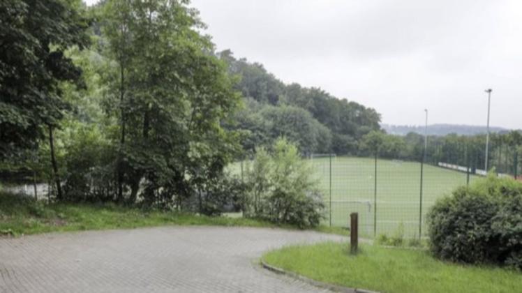 Der älteste GMHütter Kunstrasen: der Platz an der Hochstraße direkt neben der Alten Wanne. Der 2004 aufgebrachte Belag, der noch mit Sand befüllt ist, muss in Kürze erneuert werden. Foto: Jörn Martens