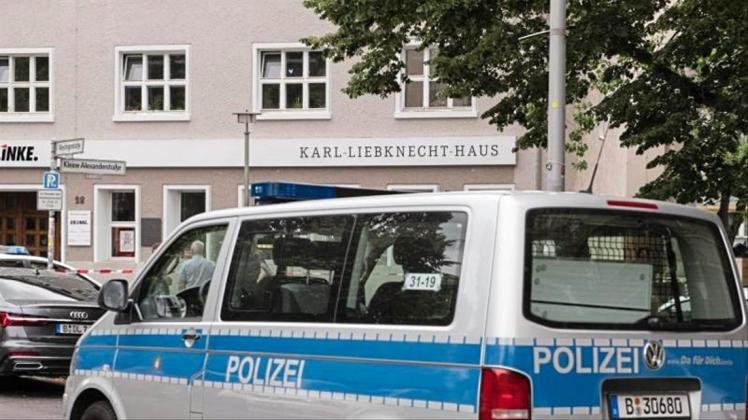 Ein Streifenwagen steht vor dem Karl-Liebknecht-Haus, der Parteizentrale der Linken. Das Gebäude ist wegen einer Bombendrohung geräumt worden. 