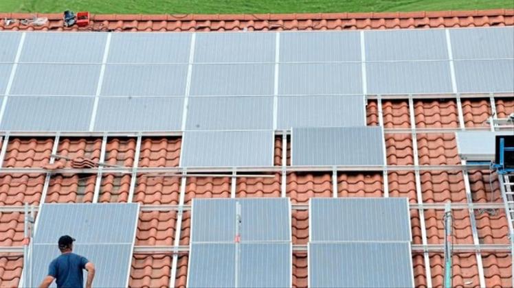 Die Solarbranche fürchtet einen Investitionsstopp bei Solar-Dächern. 
