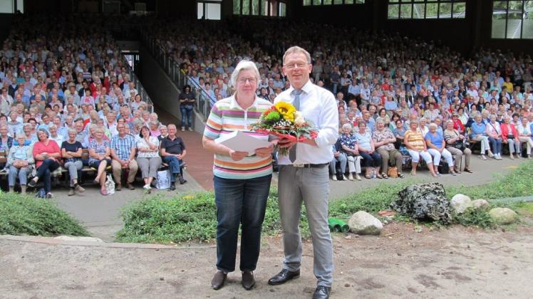 Elisabeth Göhrs (links) aus Lindern ist die 20.000 Besucherin auf der Waldbühne in Ahmsen. Josef Meyer überreichte ihr einen Blumenstrauß und Eintrittskarten für das nächste Spieljahr. 