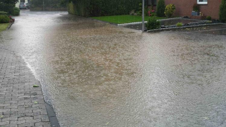 Wasser bis an die Häuser: die Elbinger Straße während des starken Regens am Samstag. 
