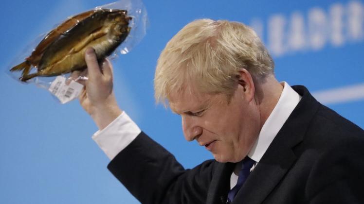 Was Boris Johnson über die Reglementierung von eingeschweißten Heringe erzählte, stimmte nur teilweise. Seiner Popularität tut das keinen Abbruch. Foto: AFP/Tolga AKMEN