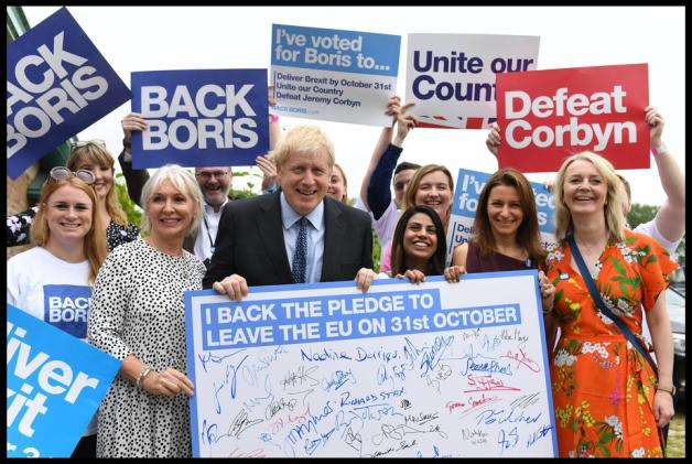 Boris Johnson bei seiner Kampagne mit Brexit-Unterstützern. Foto: imago images / i Images/Andrew Parsons
