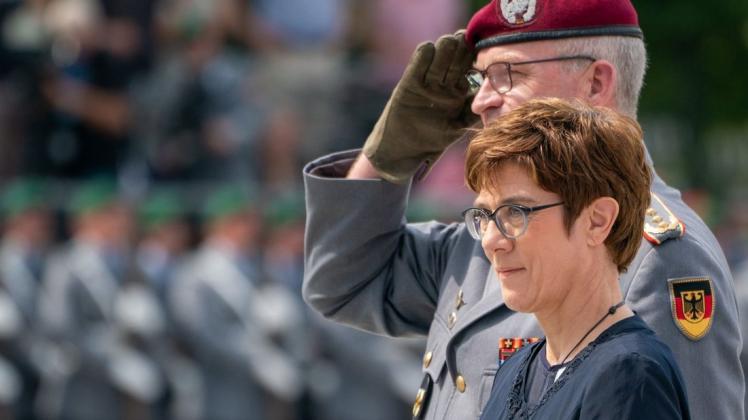 Stellt sich vor die Truppe: die neue Verteidigungsministerin Annegret Kramp-Karrenbauer. Foto: dpa/Michael Kappeler