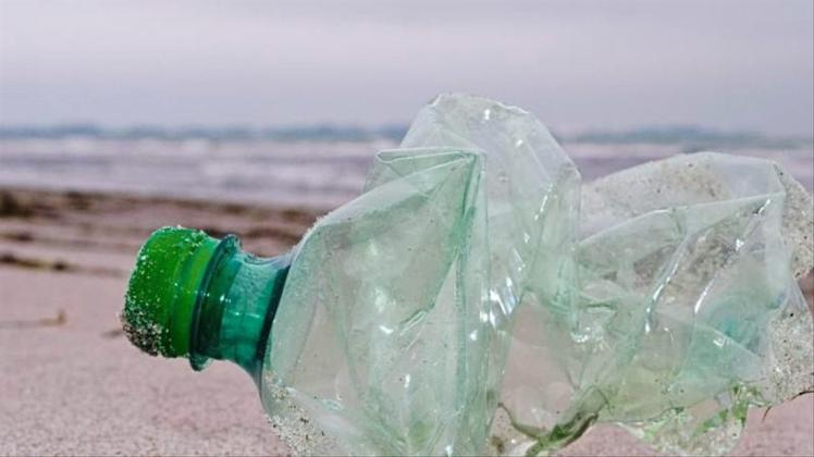 Schlecht für die Umwelt - egal in welcher Form: Die Einwegflasche aus Plastik. 