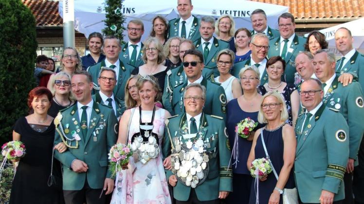 Mit einem starken Hofstaat regiert das neue Königspaar Holger Knemeyer und Sonja Höpke auf dem Bad Laerer Blomberg. Foto: Petra Ropers