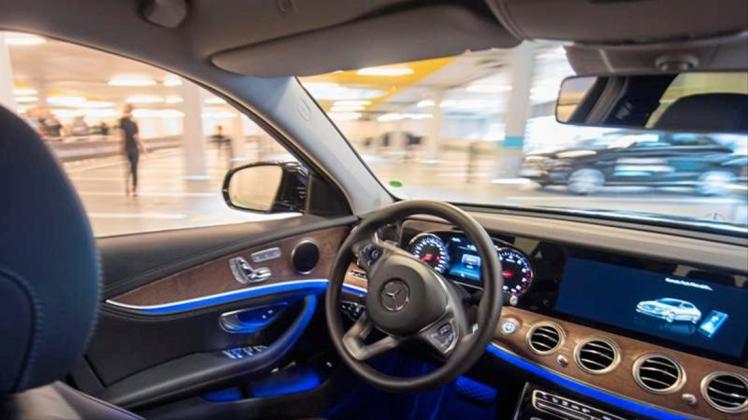 Ein Mercedes-Benz fährt während einer Präsentation autonom durch ein mit Bosch-Sensoren ausgestattetes Parkhaus. 