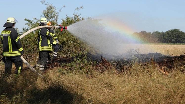 Feuerwehrkräfte löschten den Brand rasch ab und verhinderten Schlimmeres. Foto: Heinz-Jürgen Reiß