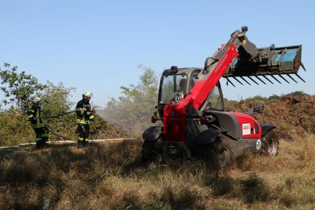 Ein Radlader wurde auf der Fläche in Vennermoor eingesetzt. Foto: Heinz-Jürgen Reiß Ein Radlader wurde auf der Fläche in Vennermoor eingesetzt. Foto: Heinz-Jürgen Reiß