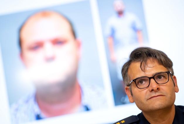 Marcus da Gloria Martins, Pressesprecher der Polizei München, zeigt auf einer Pressekonferenz zum Vermisstenfall ein Foto des festgenommenen Ehemanns. Foto: dpa/Sven Hoppe