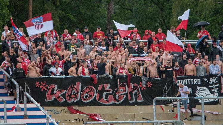 Die Fans des FSV Zwickau ließen sich in der Meppener Hänsch-Arena selbst durch die heftigen Regengüsse die gute Laune nicht verderben. Foto: Werner Scholz