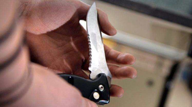 Nach Angaben der Polizei wurde ein 17-Jähriger am Sonntagabend in Osnabrück von einer vierköpfigen Gruppe angegriffen und mit einem Messer bedroht. Symbolfoto: dpa
