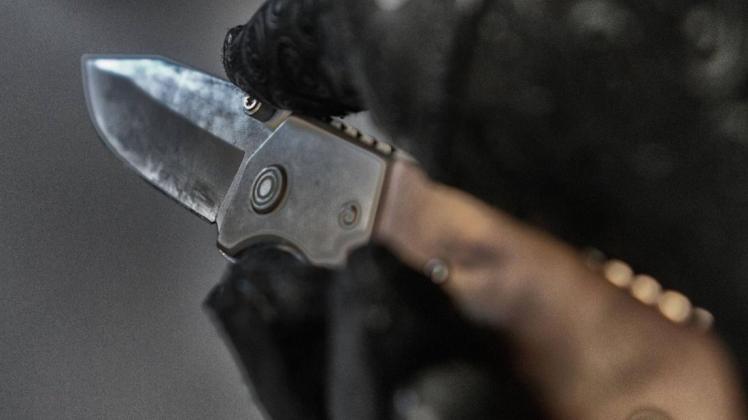 Der Täter bedrohte den Angestellten einer Delmenhorster Spielothek mit einem Messer. Symbolfoto: Imago Images /54°/Christian Deutzmann