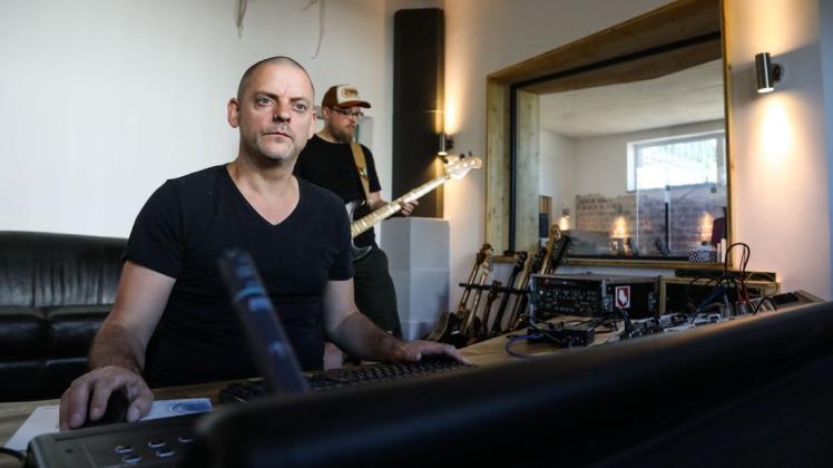 Die erste Produktion läuft schon im neuen DocMaKlang-Studio von Matthias Lohmöller. Bassist David Hausfeld nimmt mit seiner Band Wippsteert dort ein Album auf.  Foto: Michael Gründel
