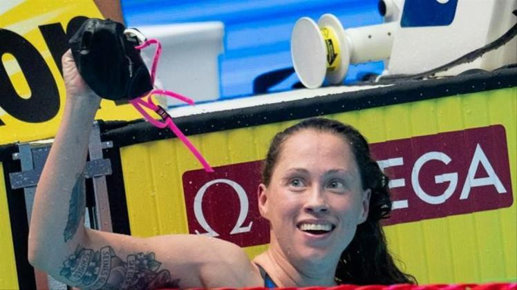 Sarah Köhler feiert ihren zweiten Platz über 1500 Meter Freistil. Foto: Bernd Thissen