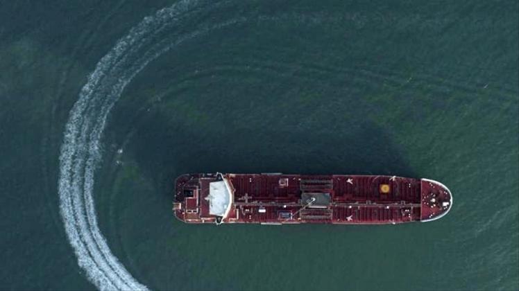Ein Schnellboot der iranischen Revolutionsgarden nähert sich dem Öltanker „Stena Impero“. 
