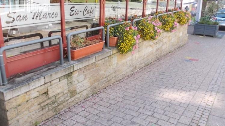 Die bunten Blumen tauschten die Diebe gegen einen Kasten mit verdorrten Pflanzen aus. 