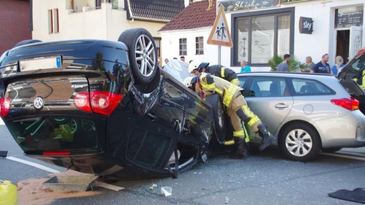 Bei einem Unfall an der Stedinger Straße hat sich am Dienstag ein Auto überschlagen. Foto: Günther Richter